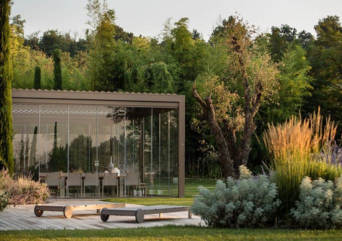 Bioclimatic pergolas with retractable glass panels